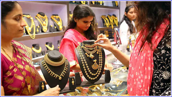 Gold Price Today: తగ్గిన పసిడి ధరలు.. భారీగా పెరిగిన వెండి.. తెలుగు రాష్ట్రాల్లో రేట్లు ఎలా ఉన్నాయంటే?
