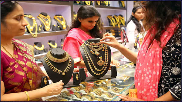 Gold Price Today: బంగారం కొనుగోలు దారులకు కాస్త రిలాక్స్.. సోమవారం ధరలు ఎలా ఉన్నాయంటే.