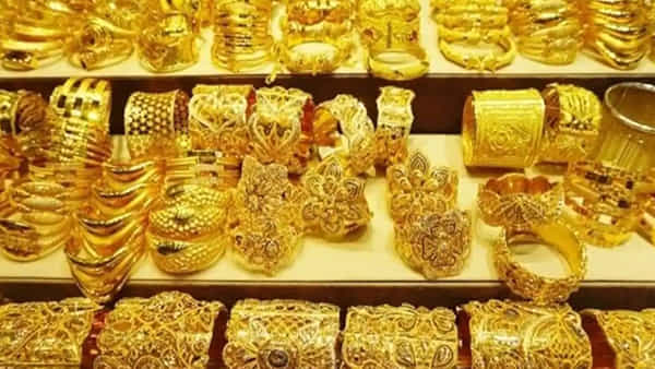 Gold Rate Today: పసిడి ప్రియులకు గుడ్ రిలీఫ్.. తగ్గిన బంగారం ధరలు.. తెలుగు రాష్ట్రాల్లో రేట్లు ఎలా ఉన్నాయంటే..?