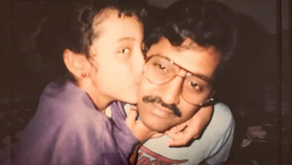 Guess the actress: ఈ నాన్న కూచి ఎవరో గుర్తుపట్టండి.. 20 ఏళ్లుగా తరగని అందం అమ్మాడి సొంతం.. ఇప్పటికీ అగ్రహీరోయిన్గా బిజీ బిజీ..