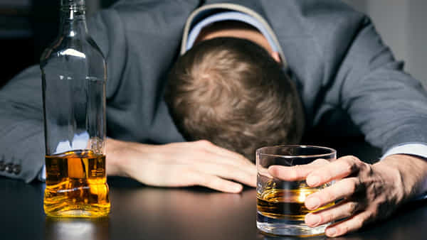 Hangover: న్యూ ఇయర్ వేడుకల్లో ఫుల్లుగా తాగారా? హ్యాంగోవర్ తగ్గాలంటే ఇలా చేయండి