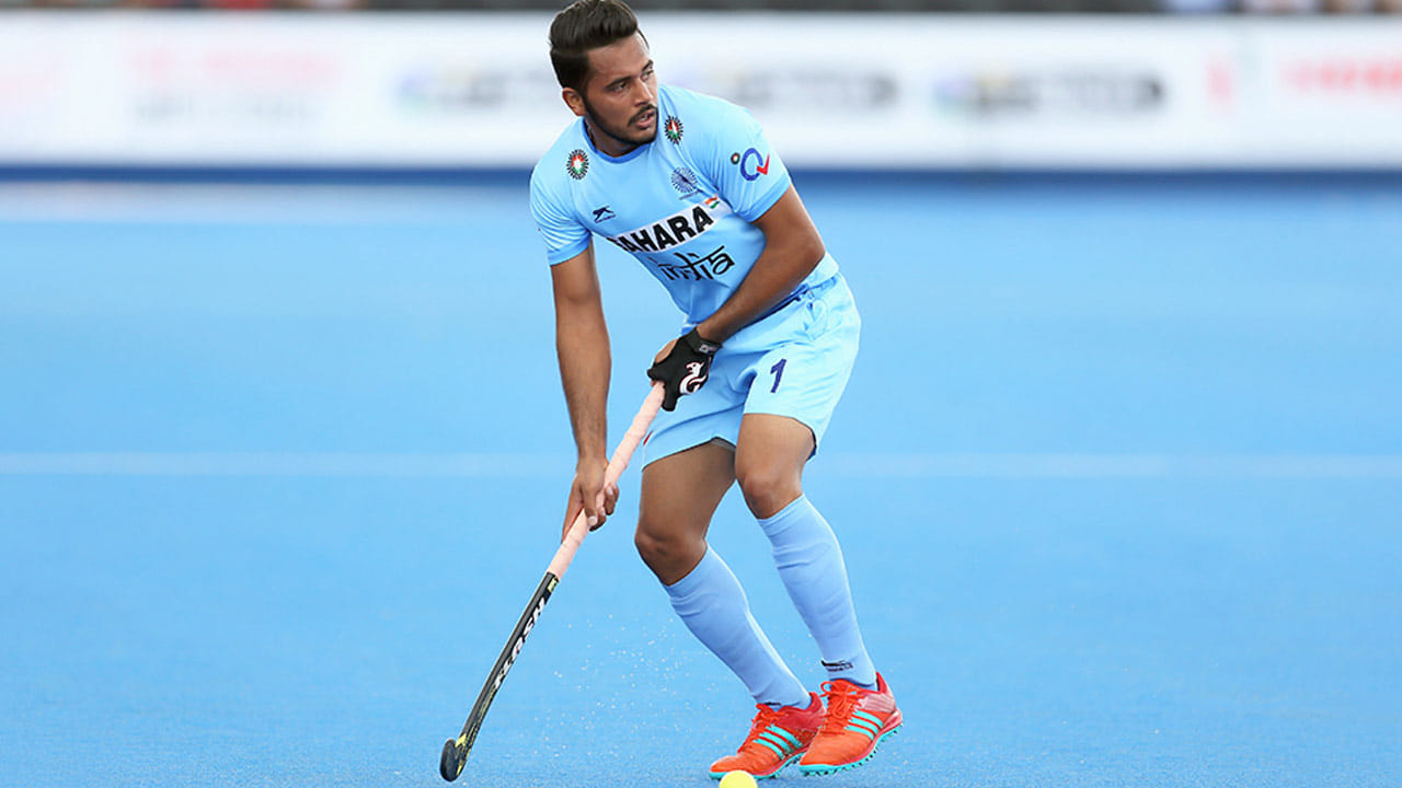 2. కెప్టెన్ హర్మన్‌ప్రీత్ సింగ్: భారత టీమ్ స్టార్ డిఫెండర్ హర్మన్‌ప్రీత్ సింగ్ ఈసారి జట్టుకు నాయకత్వం వహించనున్నాడు. అంతకుముందు 2018 ప్రపంచ కప్ కూడా ఆడాడు. అయితే ఈసారి కెప్టెన్‌గా అతనిపై మరింత ఒత్తిడి ఉం+ది. హర్మన్‌ప్రీత్ సింగ్ తన కెరీర్‌లో జూనియర్ ప్రపంచకప్, ఆసియాకప్ వంటి టోర్నీలను గెలుచుకున్నాడు. 