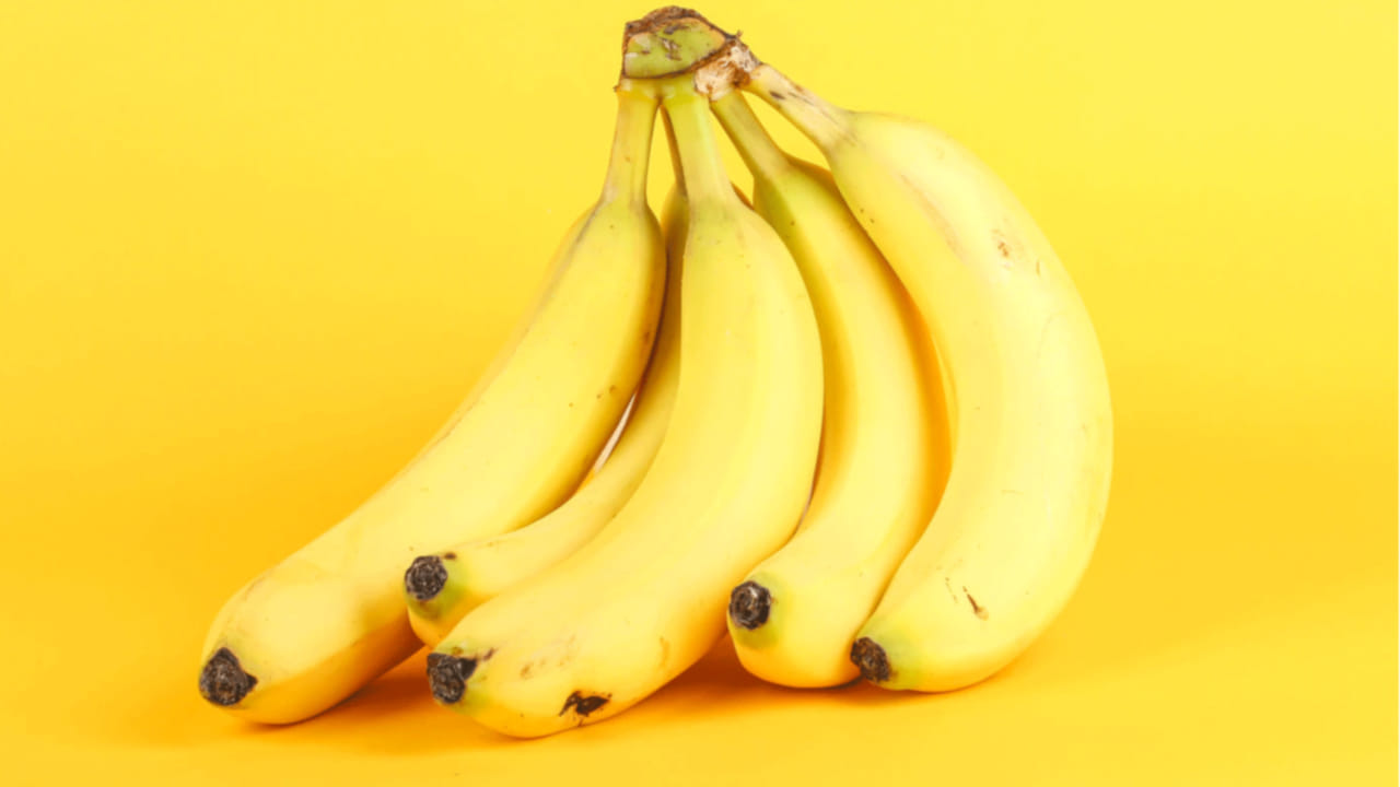 అరటిపండ్లు: అరటిపండులో డైటరీ ఫైబర్, పొటాషియం, కార్బోహైడ్రేట్లు పుష్కలంగా ఉండడం వల్ల ఇది శరీరానికి కావలసిన శక్తిని అందించడంలో కీలక పాత్ర పోషిస్తుంది. అంతేకాక బలహీనత, అలసట వంటి సమస్యల నుంచి ఉపశమనం చేకూర్చడమే కాక అనేక రకాలుగా ఆరోగ్య ప్రయోజనాలను కూడా అందిస్తుంది. అరటిపండ్లను నేరుగా తినవచ్చు లేదా స్మూతీ రూపంలో కూడా తీసుకోవచ్చు.