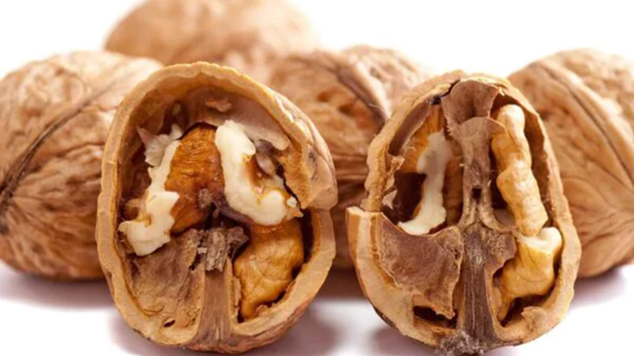 వాల్ నట్స్: వాల్ నట్స్లో ఆరోగ్యకరమైన కొవ్వులు ఉంటాయి. ఇది ఒమేగా 3కి అద్భుతమైన మూలం. రోజంతా శక్తివంతంగా ఉండేందుకు మీరు వాల్నట్స్ను తీసుకోవచ్చు. ఇది అలసట, బద్ధకాన్ని తొలగించడంలో సహాయపడుతుంది.