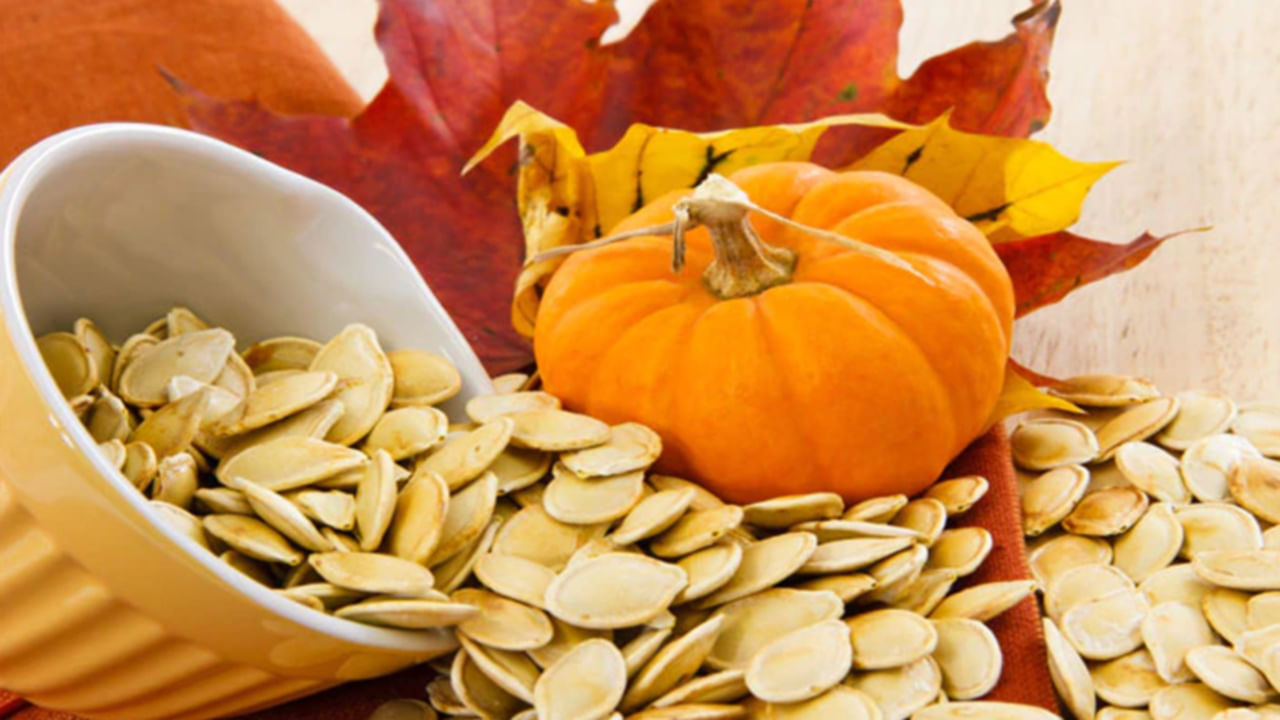 గుమ్మడి గింజలు: గుమ్మడి గింజల్లో మెగ్నీషియం పుష్కలంగా ఉండడం వల్ల శరీరంలో ఈ లోపం కలగకుండా చేస్తుంది. మెగ్నీషియం లోపం వల్లనే తరచూ శరీరం అలసిపోతుంది. అందువల్ల మెగ్నీషియం అధికంగా ఉన్న ఆహారాలను ఇంకా గుమ్మడి గింజలను తీసుకోవాలి.