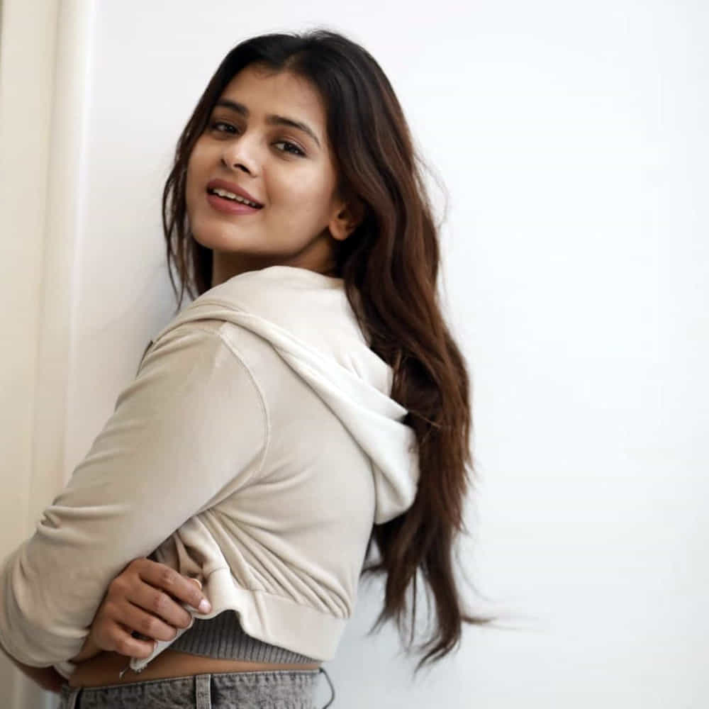 కుమారి 21ఎఫ్‌’ సినిమాతో తెలుగు ప్రేక్షకులను తనవైపు తిప్పుకుంది అందాల తార హెబ్బా పటేల్‌. తొలి సినిమాతోనే తన గ్లామర్‌, నటతో మెస్మరైజ్‌ చేసిందీ బ్యూటీ. ఎప్పుడు సోషల్ మీడియాలో కొత్త కొత్త ఫోటోషూట్ తో కుర్రకారును ఎట్రాక్ట్ చేస్తుంది.తాజాగా న్యూ ఫొటోస్ తో అలరించింది ఈ అమ్మడు.