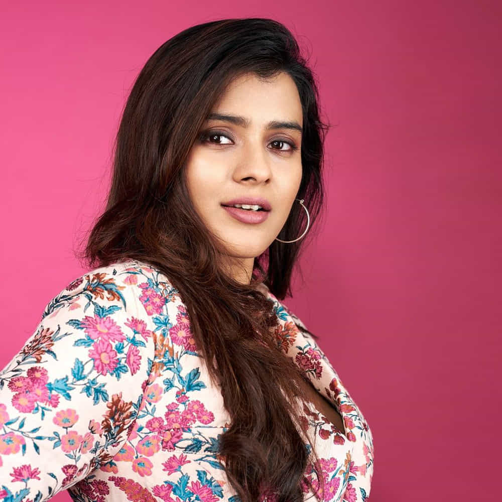 కుమారి 21ఎఫ్’ సినిమాతో తెలుగు ప్రేక్షకులను తనవైపు తిప్పుకుంది అందాల తార హెబ్బా పటేల్. తొలి సినిమాతోనే తన గ్లామర్, నటతో మెస్మరైజ్ చేసిందీ బ్యూటీ. ఎప్పుడు సోషల్ మీడియాలో కొత్త కొత్త ఫోటోషూట్ తో కుర్రకారును ఎట్రాక్ట్ చేస్తుంది.తాజాగా న్యూ ఫొటోస్ తో అలరించింది ఈ అమ్మడు.