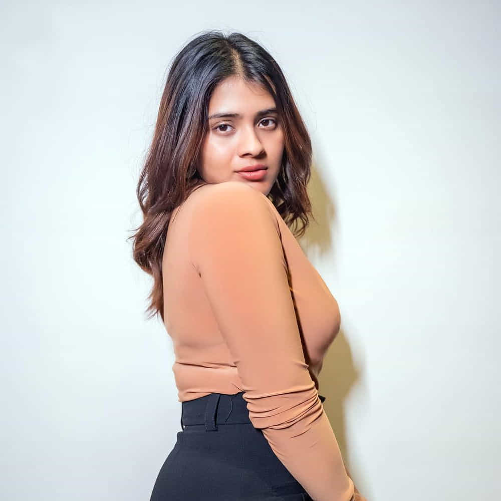 కుమారి 21ఎఫ్‌’ సినిమాతో తెలుగు ప్రేక్షకులను తనవైపు తిప్పుకుంది అందాల తార హెబ్బా పటేల్‌. తొలి సినిమాతోనే తన గ్లామర్‌, నటతో మెస్మరైజ్‌ చేసిందీ బ్యూటీ. ఎప్పుడు సోషల్ మీడియాలో కొత్త కొత్త ఫోటోషూట్ తో కుర్రకారును ఎట్రాక్ట్ చేస్తుంది.తాజాగా న్యూ ఫొటోస్ తో అలరించింది ఈ అమ్మడు.