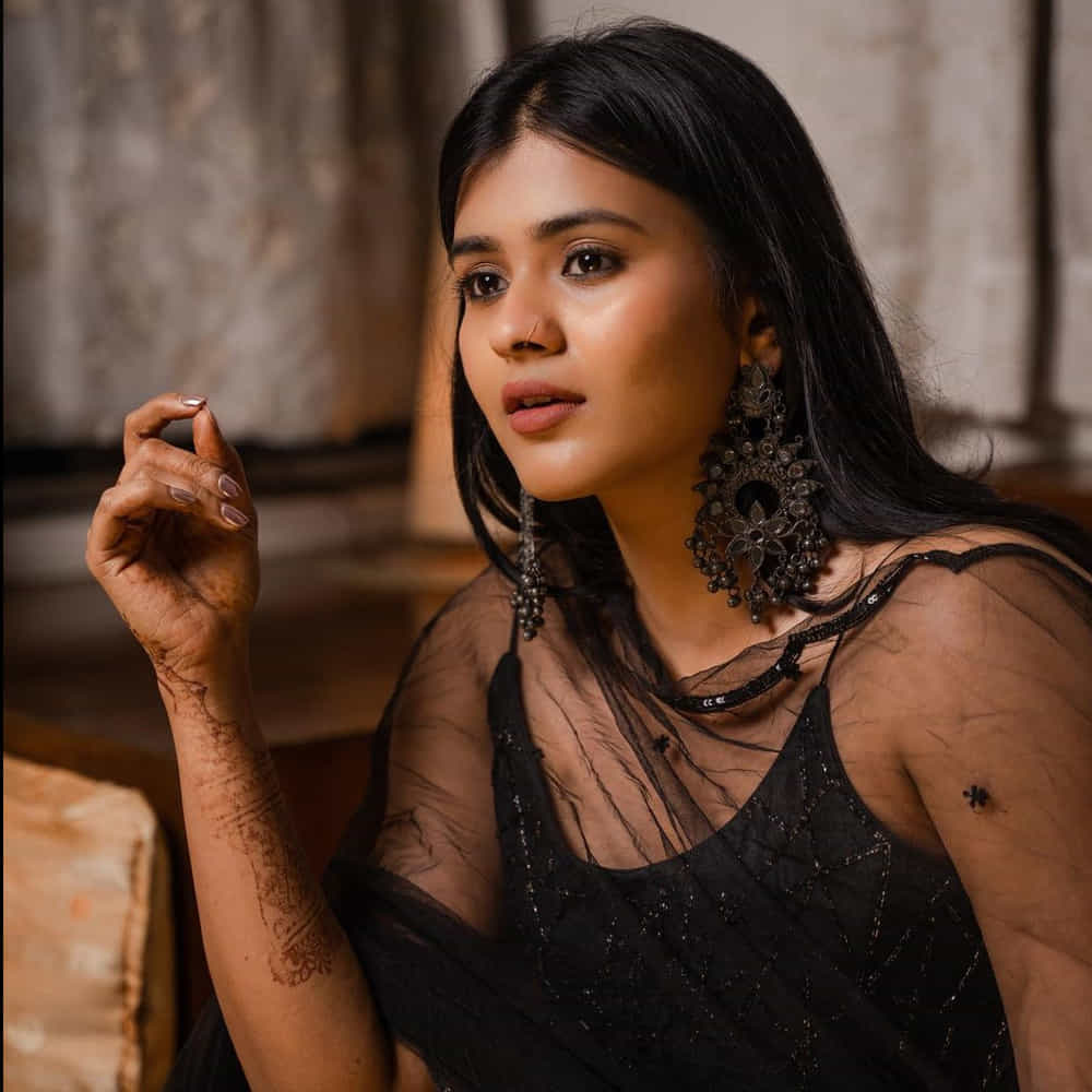 ఇటీవల ఎనర్జిటిక్ స్టార్ రామ్ తో కలిసి ఊపు తెప్పించే స్టెప్పులేసింది హెబ్బా. రెడ్ మూవీలో స్పెషల్ సాంగ్ చేసి యువతను హుషారెత్తించింది. ఛాన్స్ వస్తే ఐటెం సాంగ్ చేయడానికైనా సిద్దమే అంటున్న హెబ్బా పటేల్.. ఎలాగోలా తన కెరీర్ని సక్సెస్ ట్రాక్ లోకి తీసుకురావాలని తెగ శ్రమిస్తోంది.