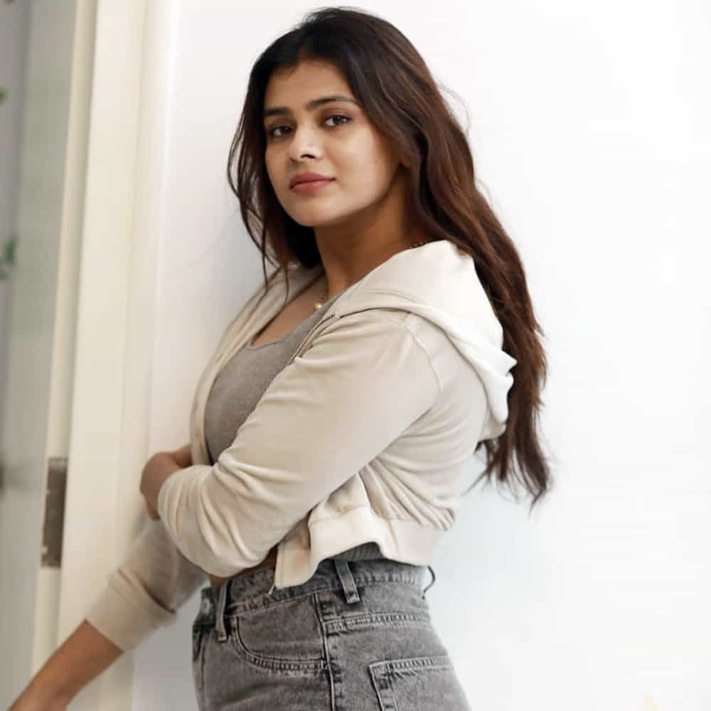 కుమారి 21ఎఫ్‌’ సినిమాతో తెలుగు ప్రేక్షకులను తనవైపు తిప్పుకుంది అందాల తార హెబ్బా పటేల్‌. తొలి సినిమాతోనే తన గ్లామర్‌, నటతో మెస్మరైజ్‌ చేసిందీ బ్యూటీ. ఎప్పుడు సోషల్ మీడియాలో కొత్త కొత్త ఫోటోషూట్ తో కుర్రకారును ఎట్రాక్ట్ చేస్తుంది.తాజాగా న్యూ ఫొటోస్ తో అలరించింది ఈ అమ్మడు.