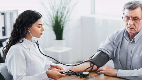 Blood Pressure: హై బీపీతో అన్నీ అనర్థాలే.. గుండె సమస్యల నుంచి కంటి ప్రాబ్లమ్స్ వరకు.. అప్రమత్తంగా లేకండా అంతే..