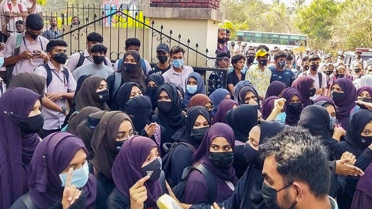 Hijab: తెరపైకి మళ్లీ హిజాబ్ వివాదం.. బురఖా వేసుకున్నారని క్యాంపస్ లోకి నిరాకరణ..