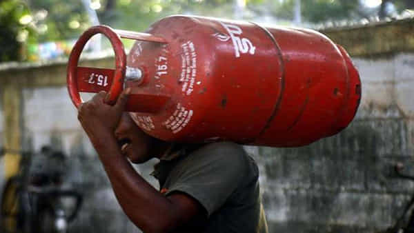 HP Gas Cylinder: గ్యాస్ డెలివరీ బాయ్ అదనంగా రూ.30 చెల్లించాలని డిమాండ్.. ఫిర్యాదు చేయగా రూ.లక్ష చెల్లించుకున్నాడు!