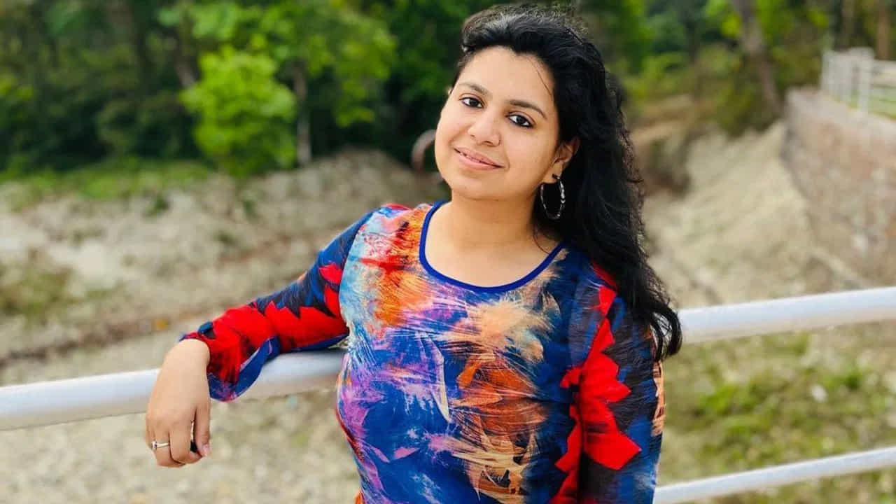 దివ్య మిట్టల్ ఉత్తరప్రదేశ్ కేడర్కు చెందిన ఐఏఎస్ అధికారి. సివిల్ సర్వీస్ అధికారిగా ఆమె ప్రయాణం నేటి తరానికి చాలా స్ఫూర్తినిస్తోంది. వాస్తవానికి దివ్య భర్త ఐఏఎస్ అధికారి. తన భర్త ఐఏఎస్ అధికారిగా చేస్తున్న సేవలు ఆమెను ఎంతగానో ఆకట్టుకున్నాయి. దీంతో దివ్య లండన్లో తాను చేస్తున్న లక్ష రూపాయల ఉద్యోగాన్ని వదిలిపెట్టి.. ఆపై IAS కావాలని నిర్ణయించుకున్నారు.