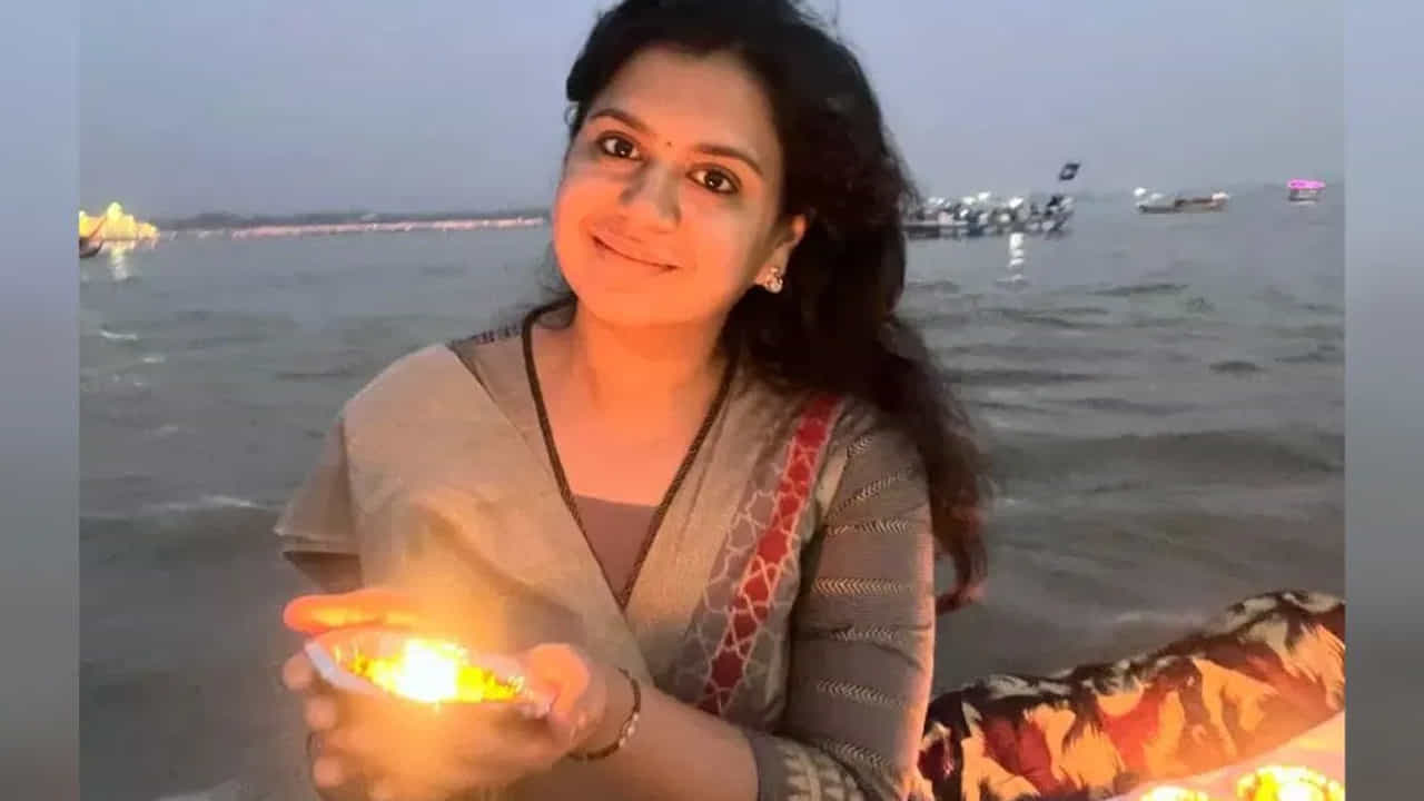 భారత్ దేశానికి తిరిగి వచ్చిన తర్వాత దివ్య విదేశాల్లో ఉద్యోగం కాకుండా దేశానికి సేవ చేయాలని నిర్ణయించుకున్నారు. IAS దివ్య మిట్టల్ బరేలీ డెవలప్మెంట్ అథారిటీగా,జాయింట్ MD, UPSIDA, CDO, మీరట్ , సిధౌలి వంటి ప్రాంతాల్లో ముఖ్యమైన పోస్టులను కూడా నిర్వహించారు.