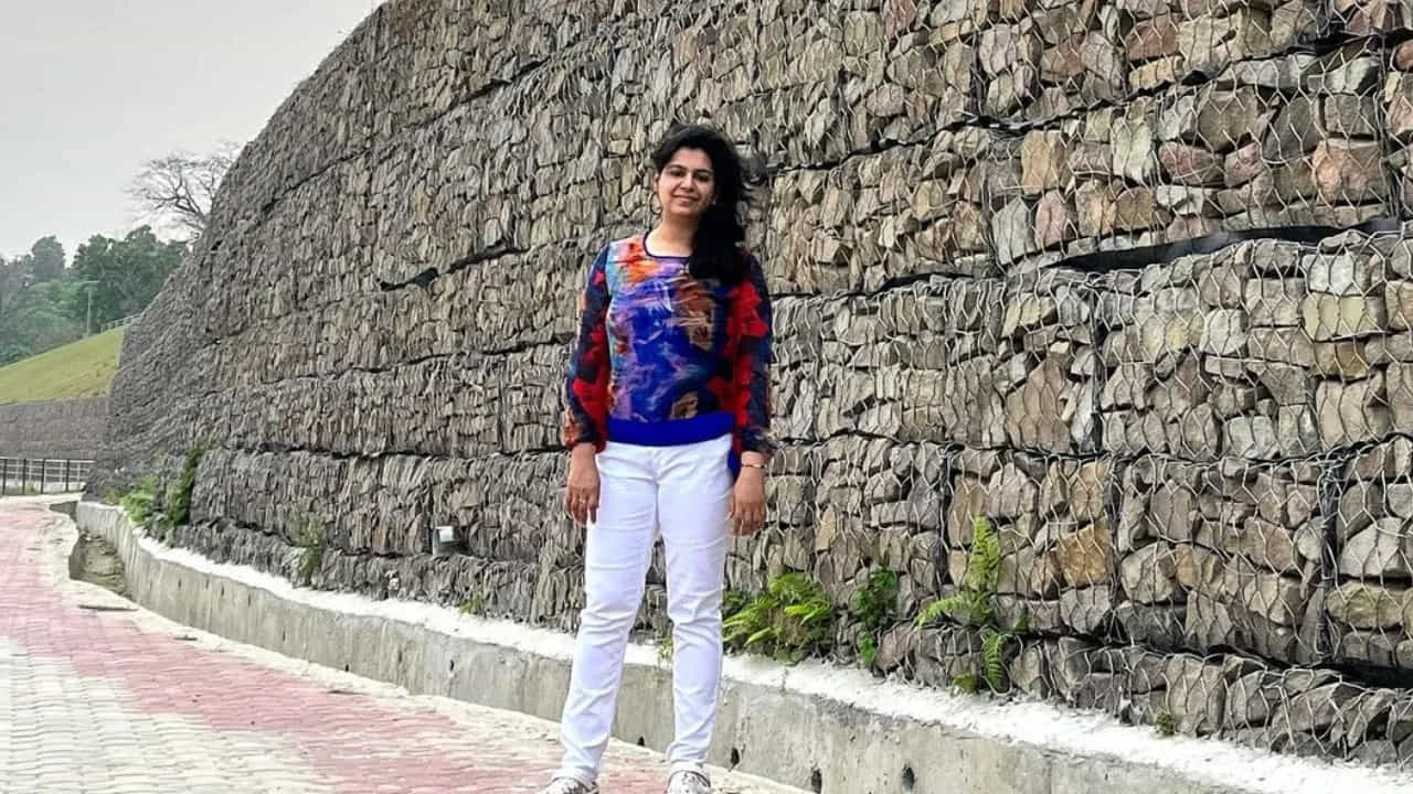 ఉద్యోగంలో చేరినప్పటి నుండి ఆమె చాలా ప్రతిభావంతులైన ఐఎఎస్ అధికారిణిగా పేరు తెచ్చుకున్నారు. ముస్సోరీలో శిక్షణ తీసుకునే సమయంలో ఆమె అద్భుతమైన ప్రదర్శనకు అశోక్ బంబావాలే అవార్డు కూడా లభించింది. దివ్య మొదటి నుంచి చదువులో దిట్ట. IIT ఢిల్లీ నుండి ఇంజనీరింగ్ పట్టా పుచ్చుకుని.. ఆపై IIM బెంగళూరు నుండి MBA పూర్తి చేశారు. ఈ రెండు విద్యా సంస్థలు ప్రపంచంలోని అగ్రశ్రేణి విద్యా సంస్థలుగా పరిగణించబడుతున్నాయి.