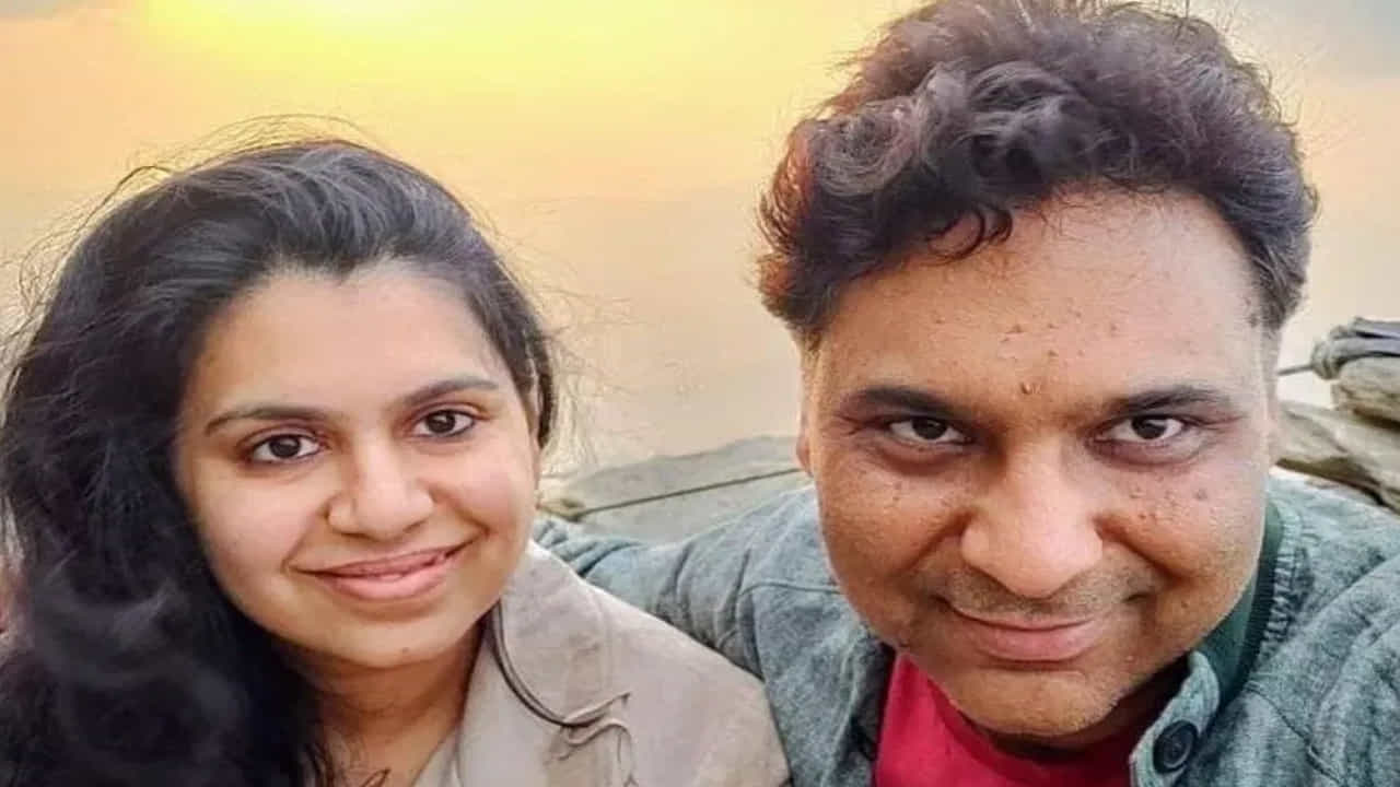 సివిల్ సర్వీసెస్లో చేరడానికి ముందు దివ్య లండన్లో డెరివేటివ్స్ ట్రేడర్గా పనిచేశారు. దివ్య ఐఏఎస్గా మారడానికి కారణం ఆమె భర్త.. దివ్య మిట్టల్ భర్త గగన్దీప్ సింగ్ కాన్పూర్లో ఐఏఎస్ అధికారి. దీంతో దివ్య సివిల్ సర్వీస్లో చేరాలని నిర్ణయించుకున్నారు.