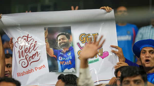 IND vs SL:ముంబై మ్యాచ్లో మార్మోగిన పంత్ పేరు.. మైదానంలో లేకున్నా మా గుండెల్లో ఉన్నావంటూ ఫ్యాన్స్ హంగామా