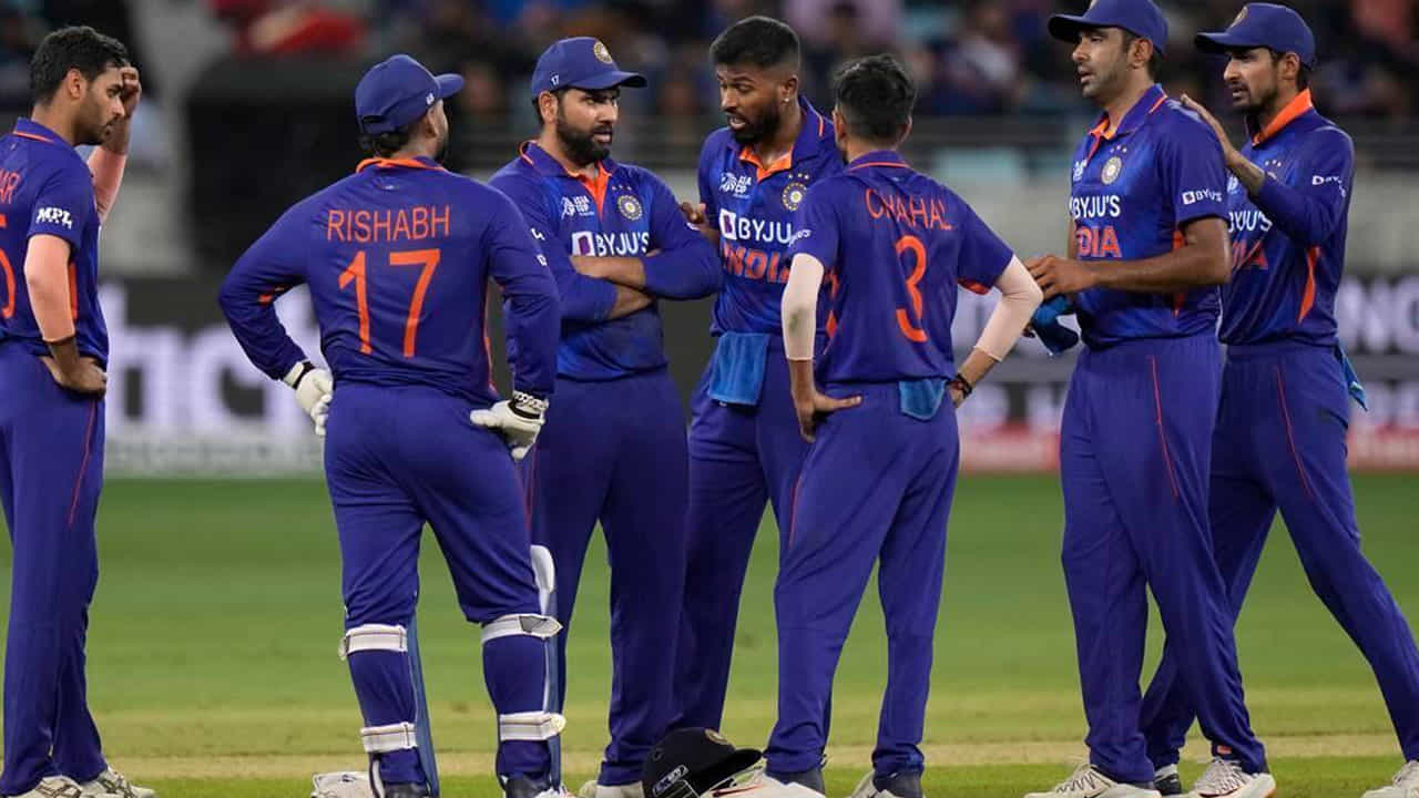 జనవరి 3 నుంచి భారత్-శ్రీలంక (IND vs SL) మధ్య మూడు మ్యాచ్ల టీ20 సిరీస్ ప్రారంభం కానుంది. ముంబైలోని వాంఖడే స్టేడియంలో తొలి మ్యాచ్ జరగనుంది. టీమిండియా ఇప్పటికే ఇక్కడ నాలుగు టీ20 మ్యాచ్లు ఆడింది. ఇక్కడ రెండింట్లో గెలుపు, రెండింట్లో ఓటమిని ఎదుర్కోంది.