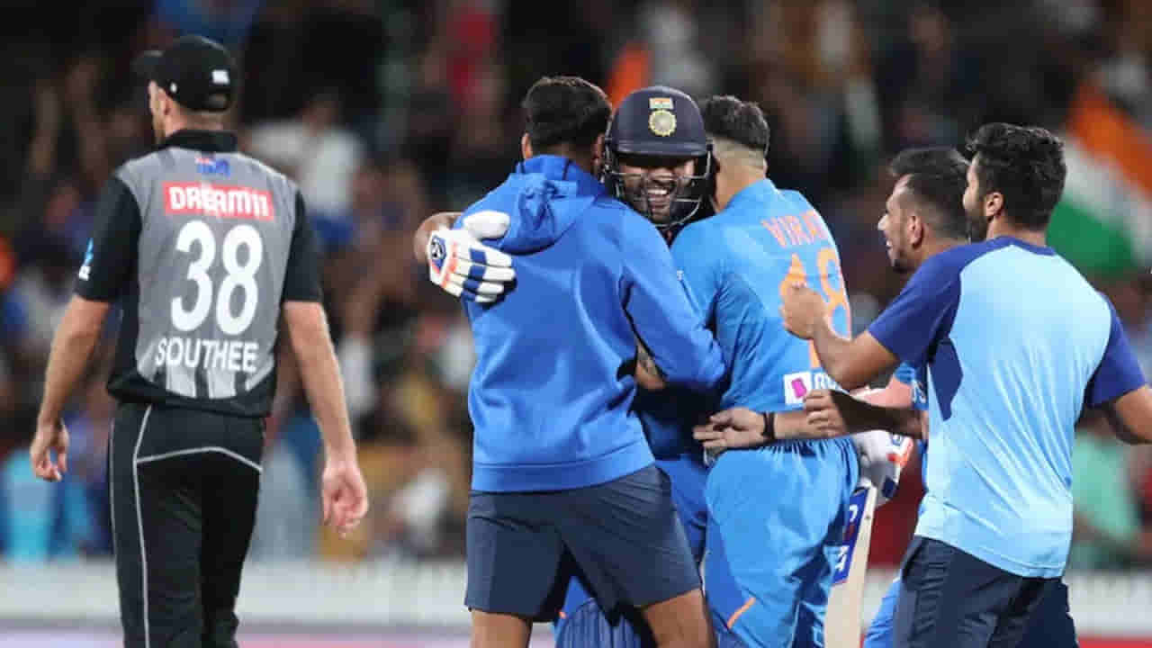 T20 Cricket: సూపర్ ఓవర్కు చేరిన మ్యాచ్.. నరాలు తెగే ఉత్కంఠ.. క్రీజులో హిట్మ్యాన్.. రిజల్ట్ ఎలా ఉందంటే?