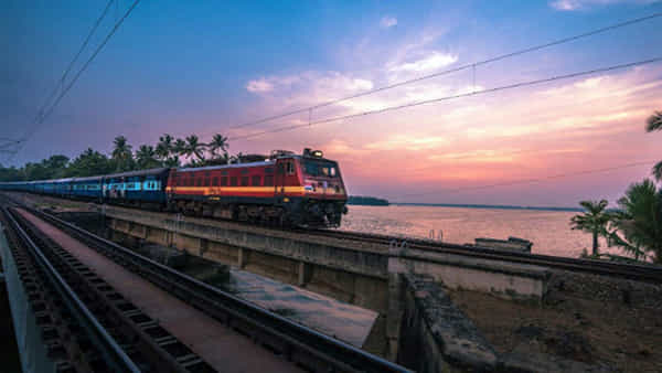 Indian Railways: తెలుసా..! ఈ ట్రైన్లో టికెట్ లేకున్నా ఎంతదూరమైన ప్రయాణించవచ్చు.. టైమింగ్స్ ఇవే..