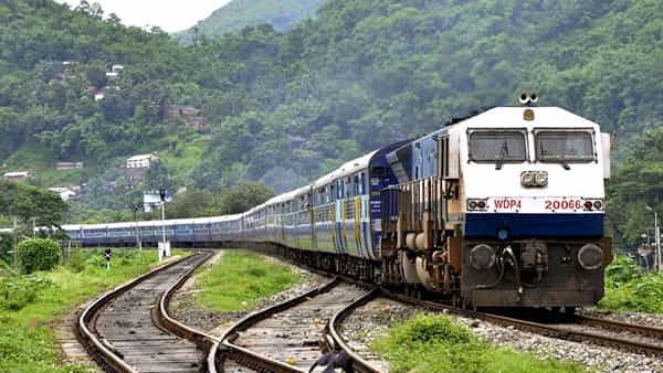Train Mileage: రైలు మైలేజీ ఎంత..? ఒక కిలోమీటరుకు ఏ మాత్రం ఖర్చవుతుంది..? తెలుసుకుందాం రండి..