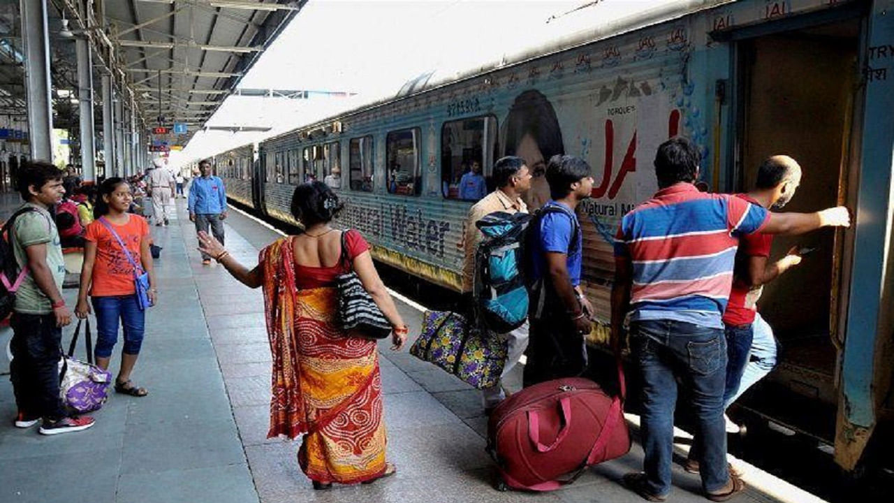 Indian Railways: రైళ్లలో ప్రయాణం చేసేటప్పుడు ఇలా చేశారంటే చిక్కుల్లో పడటం ఖాయం.. భారీ మొత్తంలో జరిమానా విధిస్తారు!