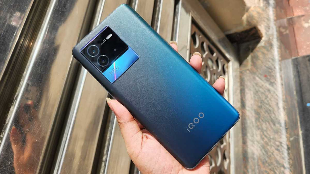 iQOO Neo 6: అమెజాన్‌ సైట్‌లో ఈ స్మార్ట్‌ ఫోన్‌ రూ. 27,999గా ఉంది. స్క్రీన్‌ విషయానికొస్తే 6.62 ఇంచెస్‌ డిస్‌ప్లేను అందించారు. ఈ స్మార్ట్‌ఫోన్‌ 870 5జీ చిప్‌సెట్‌ ప్రాసెసర్‌తో పని చేస్తుంది. ఇందులో 64 మెగా పిక్సెల్ రెయిర్‌ కెమెరాను అందించారు. 4700 ఎమ్‌ఏహెచ్‌ బ్యాటరీతో కూడిన బ్యాటరీని అందించారు. ఇందులోని ప్రాసెసర్‌ గేమ్స్‌కి సపోర్ట్‌ చేస్తుంది. 