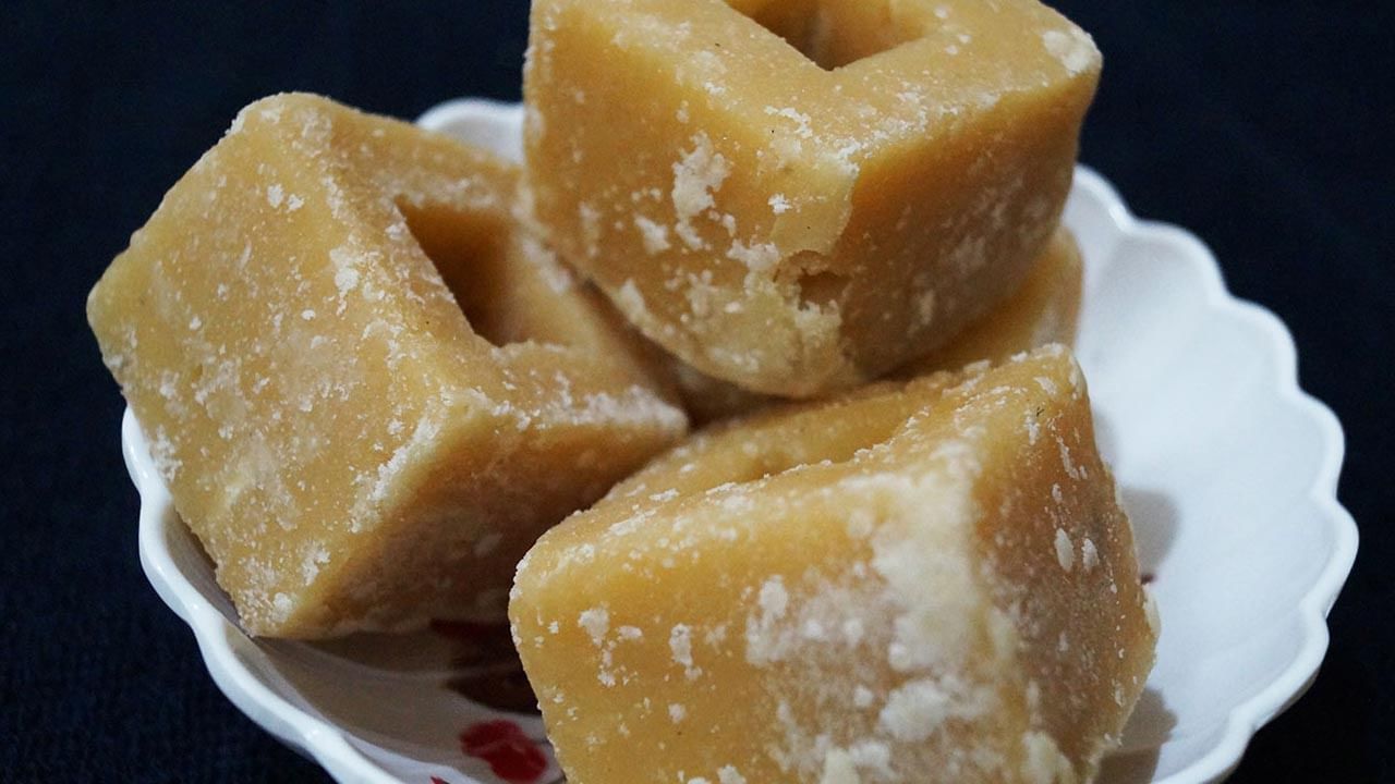 ఇందుకోసం కొద్దిగా బెల్లం తీసుకుని అందులో నాలుగైదు గింజల ఎండుమిర్చి కలిపి రోజుకు రెండు మూడు సార్లు తినాలి. అలాగే బెల్లం, నల్ల మిరియాలు కూడా గొంతు నొప్పిని తగ్గిస్తాయి. ఇందుకోసం దాదాపు 80 గ్రాముల బెల్లం తీసుకుని మెత్తగా పెస్ట్ చేయాలి. దానిలో 20 గ్రాముల నల్ల మిరియాల పొడి.. 10 గ్రాముల బార్లీ పొడి.. 20 గ్రాముల పీప్లీ, 40 గ్రాముల దానిమ్మ బెరడును మెత్తగా చేసి కలపాలి.