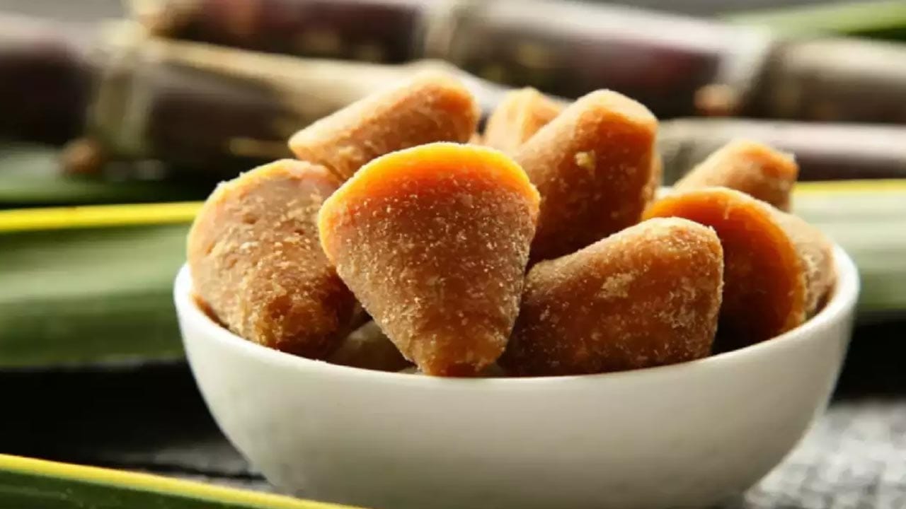 అలాగే తలనొప్పి నుంచి ఉపశమనం లభిస్తుంది. కీళ్ల నొప్పుల నుంచి ఉపశమనం పొందడంలోనూ బెల్లం, ఎండుమిర్చి చాలా ప్రయోజనాలు అందిస్తాయి. ఇందుకు నల్ల మిరియాల పొడిని కొద్దిగా బెల్లంలో కలిపి తీసుకోవాలి. పాప్రైన్ అనే మూలకం నల్ల మిరియాలలో ఉంటుంది. ఇది కీళ్ల నొప్పులకు ఉపశమనం కలిగించడానికి పనిచేస్తుంది.