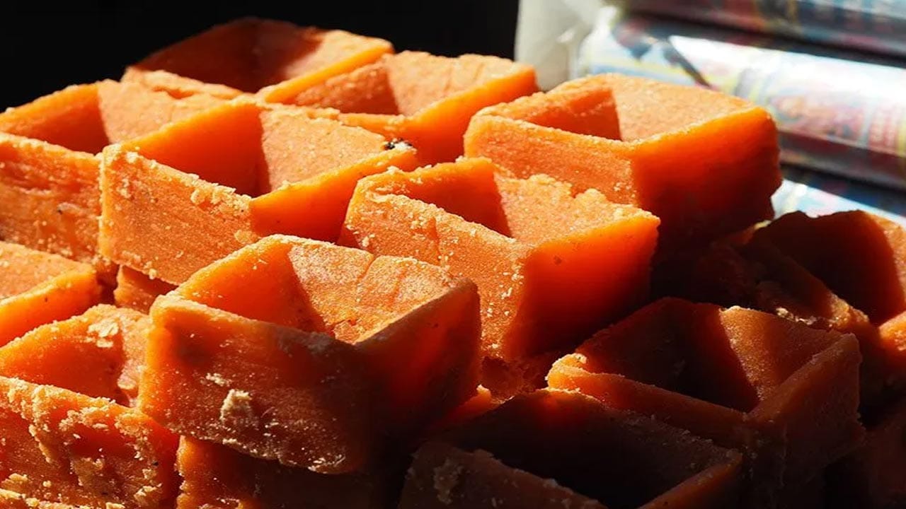 బెల్లం తినడం వల్ల కాలేయం నుండి విష పదార్థాలను సులభంగా బయటకు పంపవచ్చు, ఎందుకంటే ఇందులో యాంటీటాక్సిక్ ప్రభావాన్ని కలిగి ఉండే సూక్ష్మపోషకాలు ఉంటాయి. – మీ శరీరంలో రక్తం తక్కువగా ఉంటే, బెల్లం తినడం వల్ల శరీరంలో ఎర్ర రక్త కణాలు ఏర్పడతాయి. 