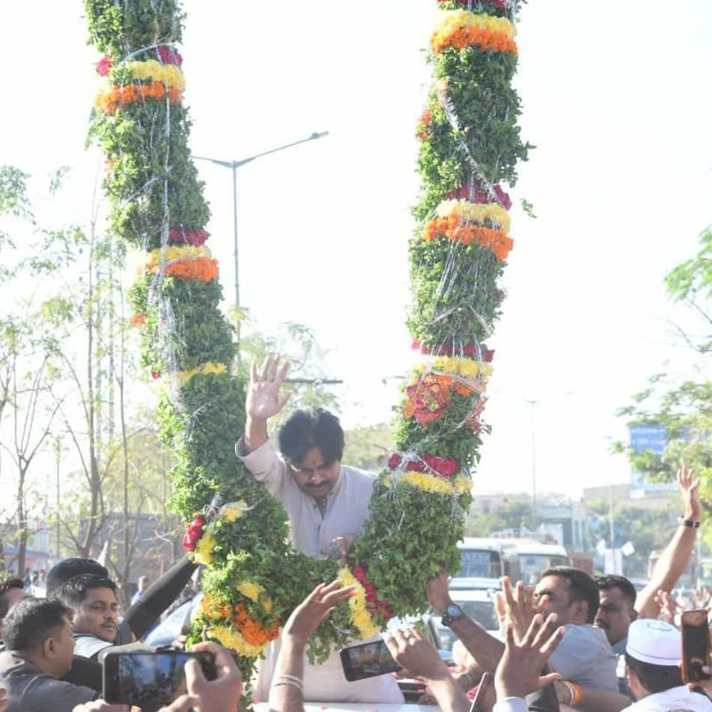 కొండగట్టు చేరుకున్న తర్వాత ఆంజనేయస్వామి ఆలయంలో వారాహి ప్రచార రథానికి శాస్త్రోక్తంగా పూజలు నిర్వహించారు. వారాహి ప్రారంభించిన అనంతరం నాచుపల్లి సమీపంలోని కోడీమ్యాల మండలం పరిధిలోని బృందావన్ రిసార్ట్‌లో తెలంగాణ జనసేన నేతలతో సమావేశం కానున్నారు. జనసేన పార్టీ ఎన్నికల ప్రచార రథం వారాహి వాహనానికి పూజల చేయడానికి నిమిత్తం జగిత్యాల జిల్లాలోని కొండగట్టు అంజన్న ఆలయానికి చేరుకున్నారు 