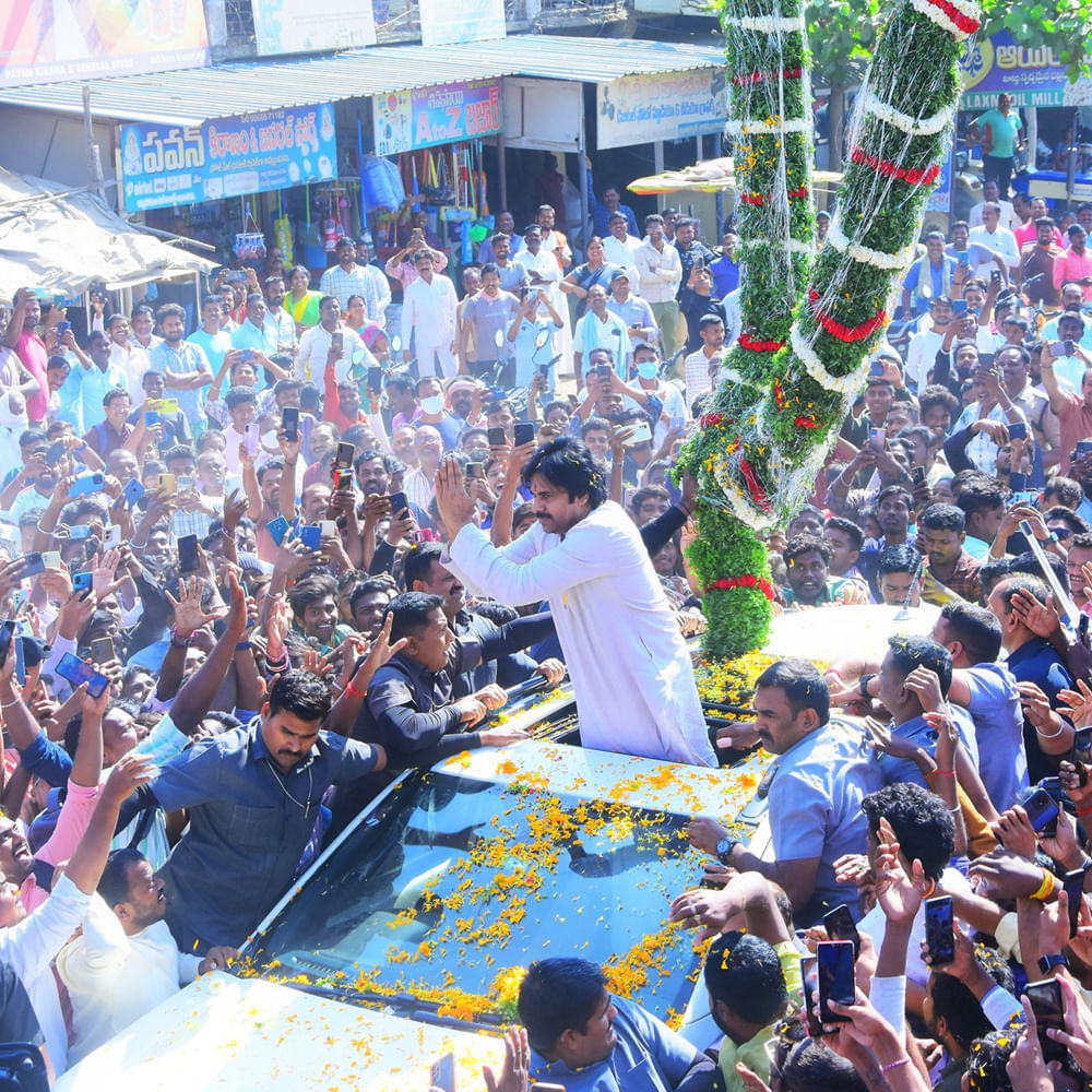 కొండగట్టు చేరుకున్న తర్వాత ఆంజనేయస్వామి ఆలయంలో వారాహి ప్రచార రథానికి శాస్త్రోక్తంగా పూజలు నిర్వహించారు. వారాహి ప్రారంభించిన అనంతరం నాచుపల్లి సమీపంలోని కోడీమ్యాల మండలం పరిధిలోని బృందావన్ రిసార్ట్‌లో తెలంగాణ జనసేన నేతలతో సమావేశం కానున్నారు. జనసేన పార్టీ ఎన్నికల ప్రచార రథం వారాహి వాహనానికి పూజల చేయడానికి నిమిత్తం జగిత్యాల జిల్లాలోని కొండగట్టు అంజన్న ఆలయానికి చేరుకున్నారు 