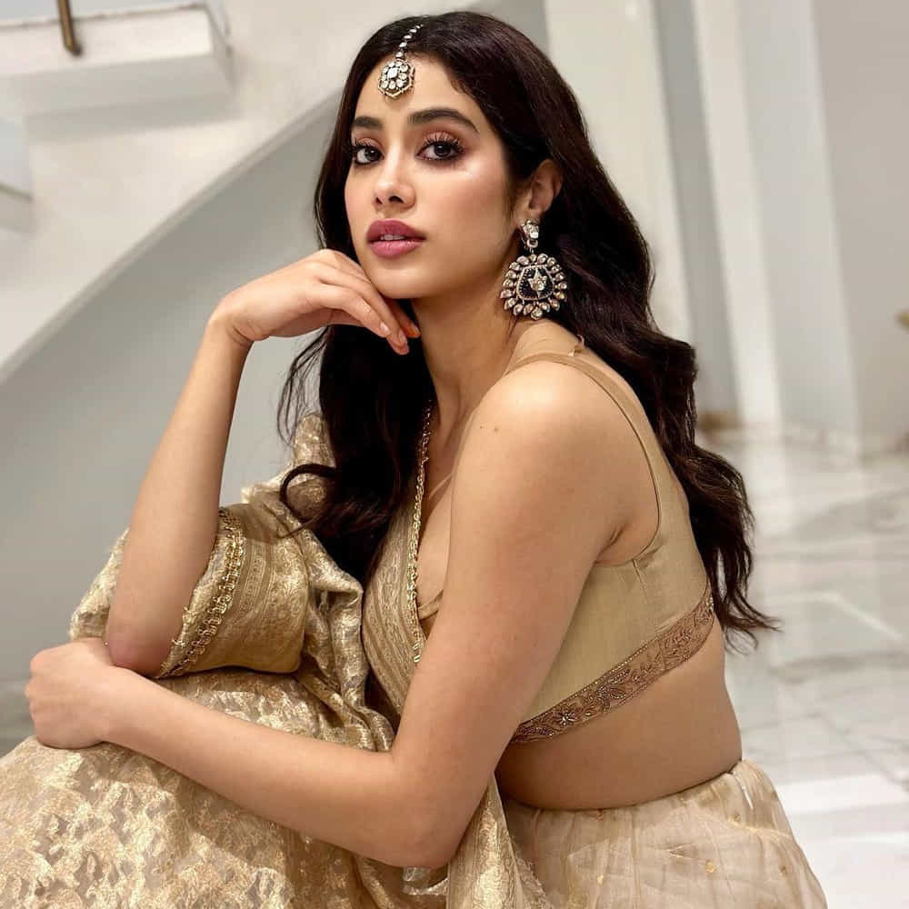  ఈ ముద్దుగుమ్మ లేటేస్ట్ ఫోటోలకు భిన్నంగా రియాక్ట్ అవుతున్నారు నెటిజన్స్. ఇంత అందంగా ఉంటే ఎట్టా జాన్వీ అంటూ కామెంట్స్ చేస్తున్నారు. 