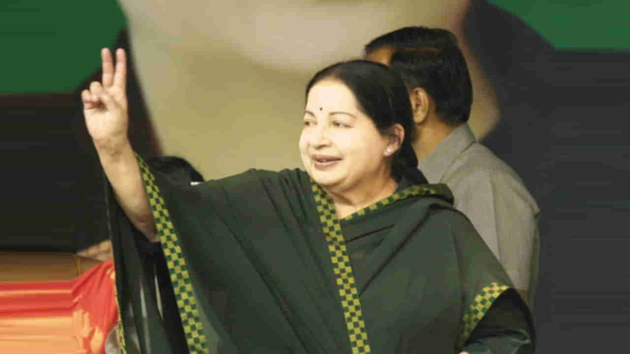 Jayalalitha: తమిళనాడు మాజీ ముఖ్యమంత్రి జయలలిత చీరలు వేలం వేయండి.. కర్ణాటక ప్రభుత్వానికి కోర్టు ఆదేశం