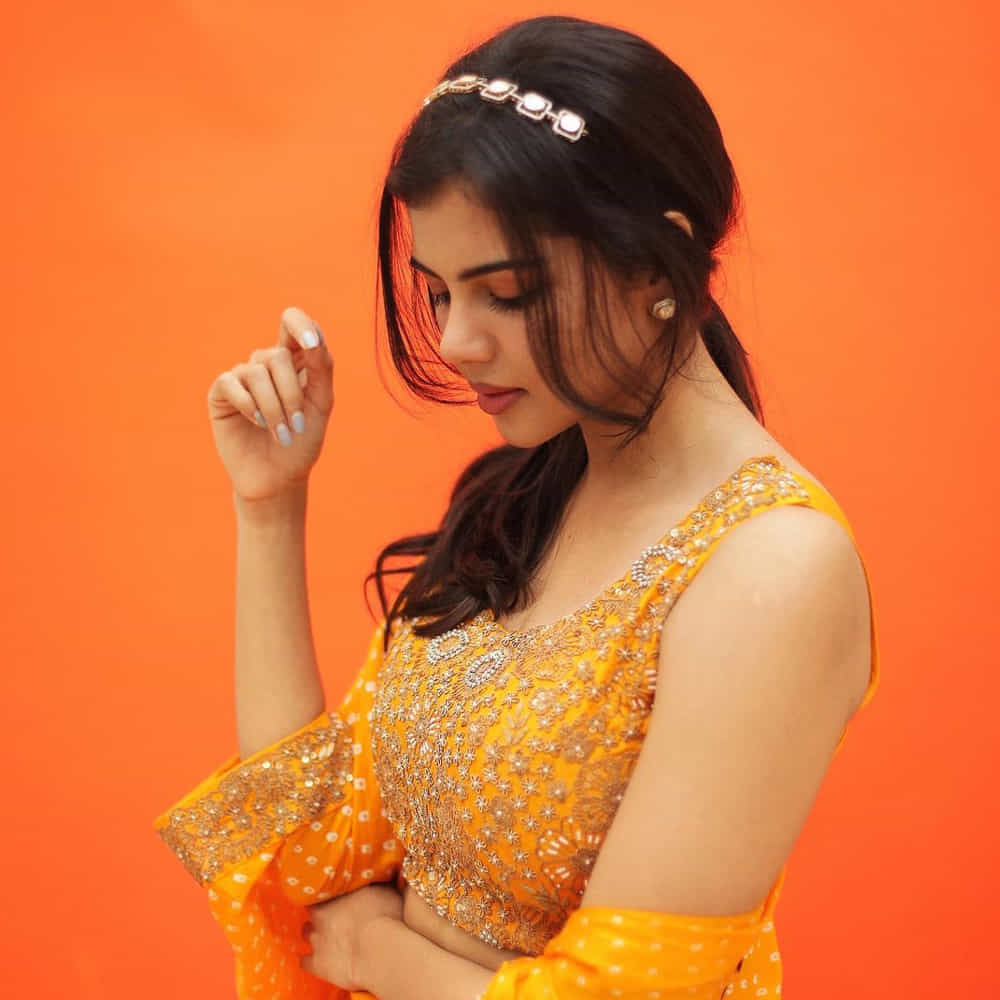 కళ్యాణి ప్రియదర్శన్.. ప్రముఖ మలయాళ, తెలుగు, హిందీ సినిమా దర్శకుడు ప్రియదర్శన్ కూతురని తెలిసిందే. కళ్యాణి ప్రియదర్శన్.. అక్కినేని అఖిల్ హీరోగా వచ్చిన హలో సినిమాలో హిరోయిన్గా చేసింది..