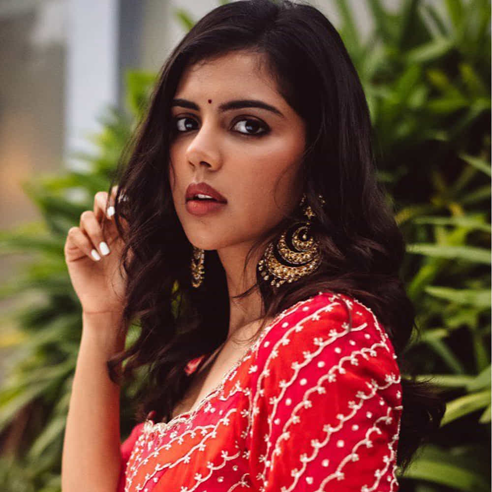 కళ్యాణి ప్రియదర్శన్.. ప్రముఖ మలయాళ, తెలుగు, హిందీ సినిమా దర్శకుడు ప్రియదర్శన్ కూతురని తెలిసిందే. కళ్యాణి ప్రియదర్శన్.. అక్కినేని అఖిల్ హీరోగా వచ్చిన హలో సినిమాలో హిరోయిన్గా చేసింది..
