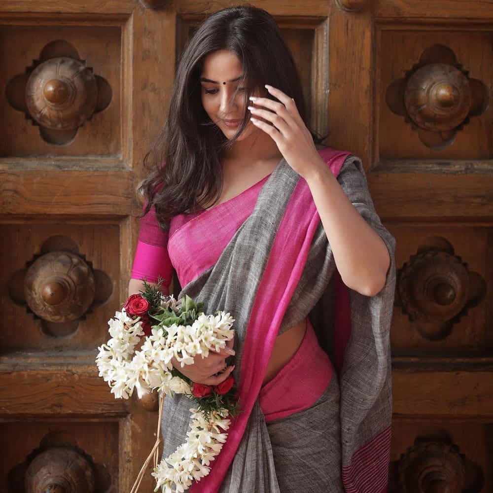 తాజాగా సంక్రాంతి సందర్భంగా కాశ్మీరా పరదేశీ షేర్ చేసిన ఫోటోస్ సోషల్ మీడియాలో హల్చల్ చేస్తున్నాయి. 
