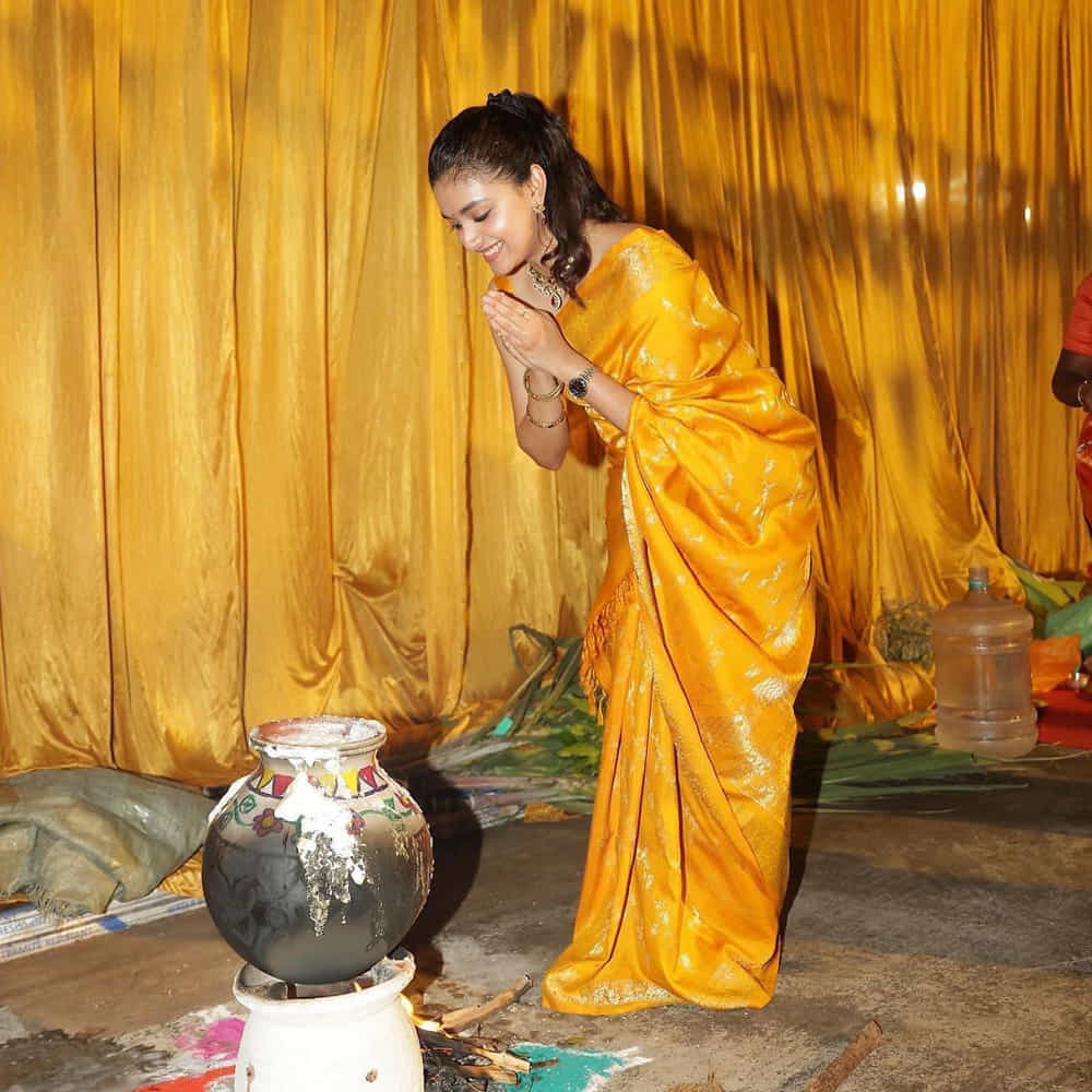 తెలుగులో నాని సరసన దసరాలో నటిస్తోంది. షూటింగ్ పూర్తి చేసుకున్న ఈ సినిమా ప్రస్తుతం పోస్ట్ ప్రోడక్షన్‌ను పనుల్లో ఉంది. ఇక అది అలా ఉంటే కీర్తి సురేష్ కుటుంబంతో కలిసి సంక్రాంతి సంబరాలు చేసుకున్నారు. ప్రస్తుతం దీనికి సంబంధించిన కొన్ని పిక్స్ సోషల్ మీడియాలో వైరల్ అవుతున్నాయి.
