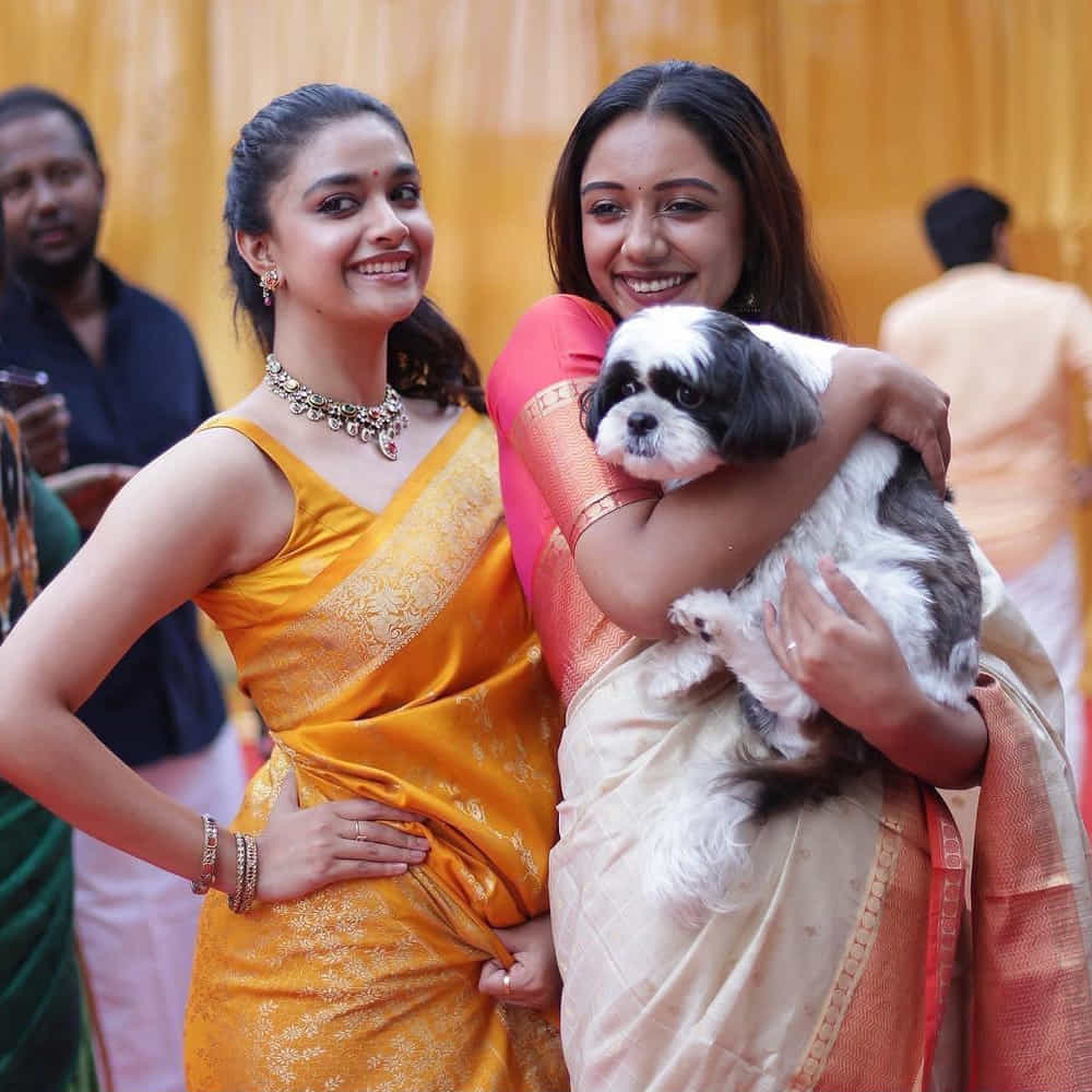 తెలుగులో నాని సరసన దసరాలో నటిస్తోంది. షూటింగ్ పూర్తి చేసుకున్న ఈ సినిమా ప్రస్తుతం పోస్ట్ ప్రోడక్షన్‌ను పనుల్లో ఉంది. ఇక అది అలా ఉంటే కీర్తి సురేష్ కుటుంబంతో కలిసి సంక్రాంతి సంబరాలు చేసుకున్నారు. ప్రస్తుతం దీనికి సంబంధించిన కొన్ని పిక్స్ సోషల్ మీడియాలో వైరల్ అవుతున్నాయి.
