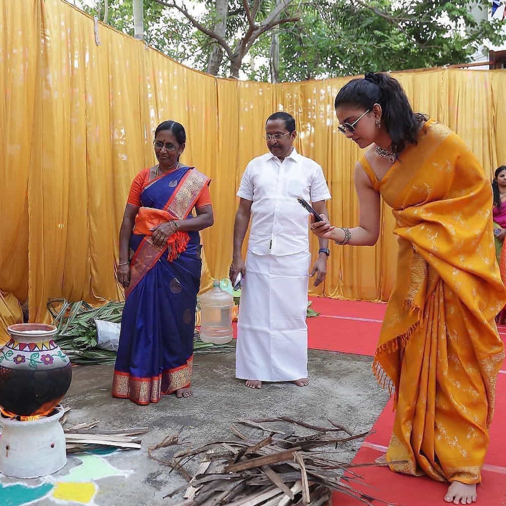తెలుగులో నాని సరసన దసరాలో నటిస్తోంది. షూటింగ్ పూర్తి చేసుకున్న ఈ సినిమా ప్రస్తుతం పోస్ట్ ప్రోడక్షన్‌ను పనుల్లో ఉంది. ఇక అది అలా ఉంటే కీర్తి సురేష్ కుటుంబంతో కలిసి సంక్రాంతి సంబరాలు చేసుకున్నారు. ప్రస్తుతం దీనికి సంబంధించిన కొన్ని పిక్స్ సోషల్ మీడియాలో వైరల్ అవుతున్నాయి.
