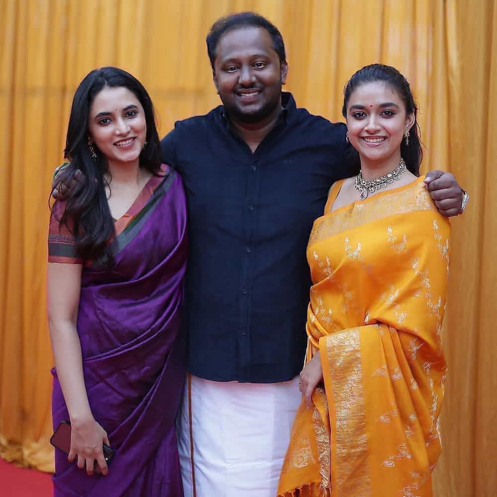 తెలుగులో నాని సరసన దసరాలో నటిస్తోంది. షూటింగ్ పూర్తి చేసుకున్న ఈ సినిమా ప్రస్తుతం పోస్ట్ ప్రోడక్షన్‌ను పనుల్లో ఉంది. ఇక అది అలా ఉంటే కీర్తి సురేష్ కుటుంబంతో కలిసి సంక్రాంతి సంబరాలు చేసుకున్నారు. ప్రస్తుతం దీనికి సంబంధించిన కొన్ని పిక్స్ సోషల్ మీడియాలో వైరల్ అవుతున్నాయి.
