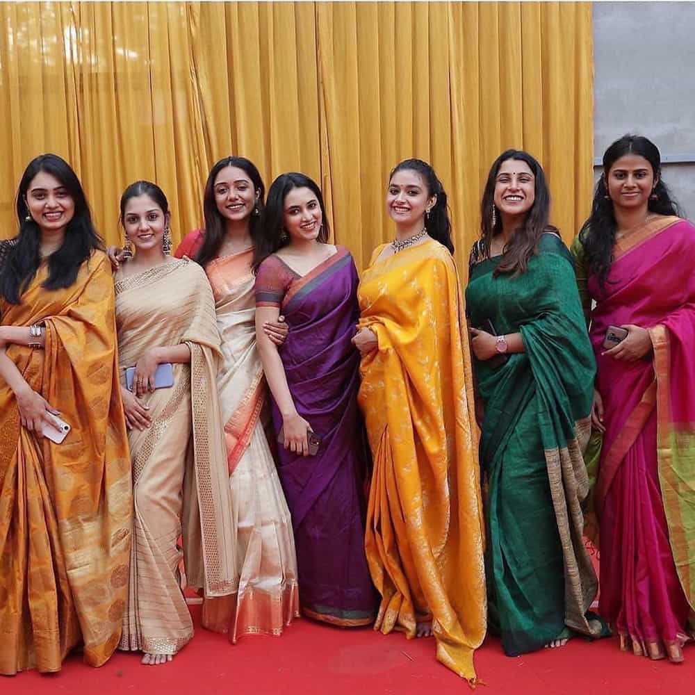 తెలుగులో నాని సరసన దసరాలో నటిస్తోంది. షూటింగ్ పూర్తి చేసుకున్న ఈ సినిమా ప్రస్తుతం పోస్ట్ ప్రోడక్షన్‌ను పనుల్లో ఉంది. ఇక అది అలా ఉంటే కీర్తి సురేష్ కుటుంబంతో కలిసి సంక్రాంతి సంబరాలు చేసుకున్నారు. ప్రస్తుతం దీనికి సంబంధించిన కొన్ని పిక్స్ సోషల్ మీడియాలో వైరల్ అవుతున్నాయి.
