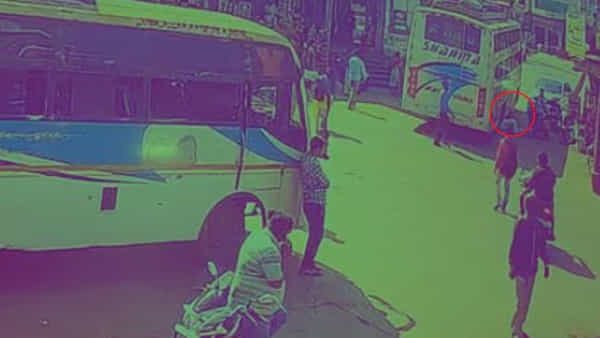 Viral Video: కదులుతున్న బస్సుకిందకు దూకి యువకుడు బలవన్మరణం.. సీసీ కెమెరాలో రిక్డారైన దృశ్యం వైరల్..