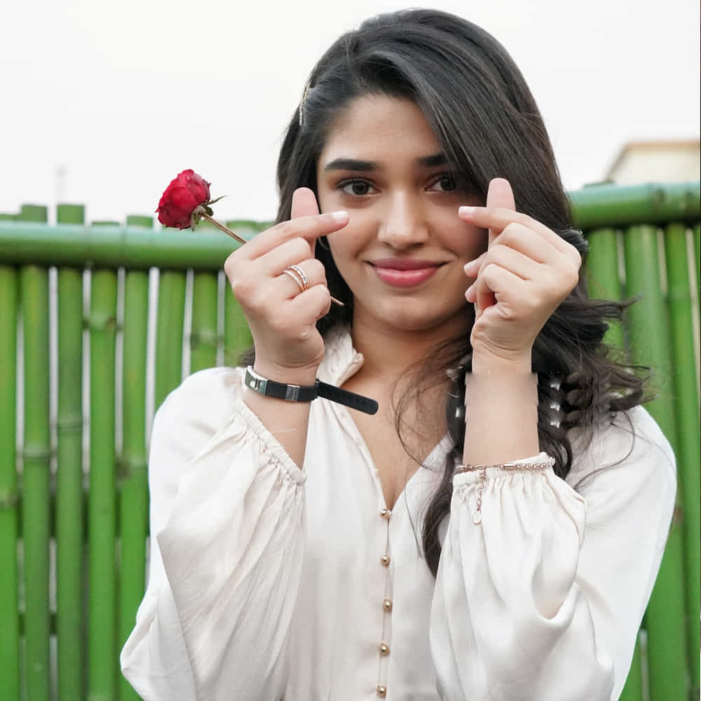 ఉప్పెన సినిమాతో కుర్రకారు కలల రాకుమారిగా మారిపోయింది ఈ బ్యూటీ. ఈ అమ్మడు ఎవరో కాదు అందాల తార కృతిశెట్టి.ఈ అమ్మడి గురించి స్పెషల్ గా చెప్పాల్సిన అవసరం లేదు. ఎప్పుడు సోషల్ మీడియాలో యాక్టీవ్ గా ఈ బ్యూటీ షేర్ చేసిన తాజా ఫొటోస్ కు కుర్రకారును ఉక్కిరిబిక్కిరి అయిపోతున్నారు అనుకోండి.