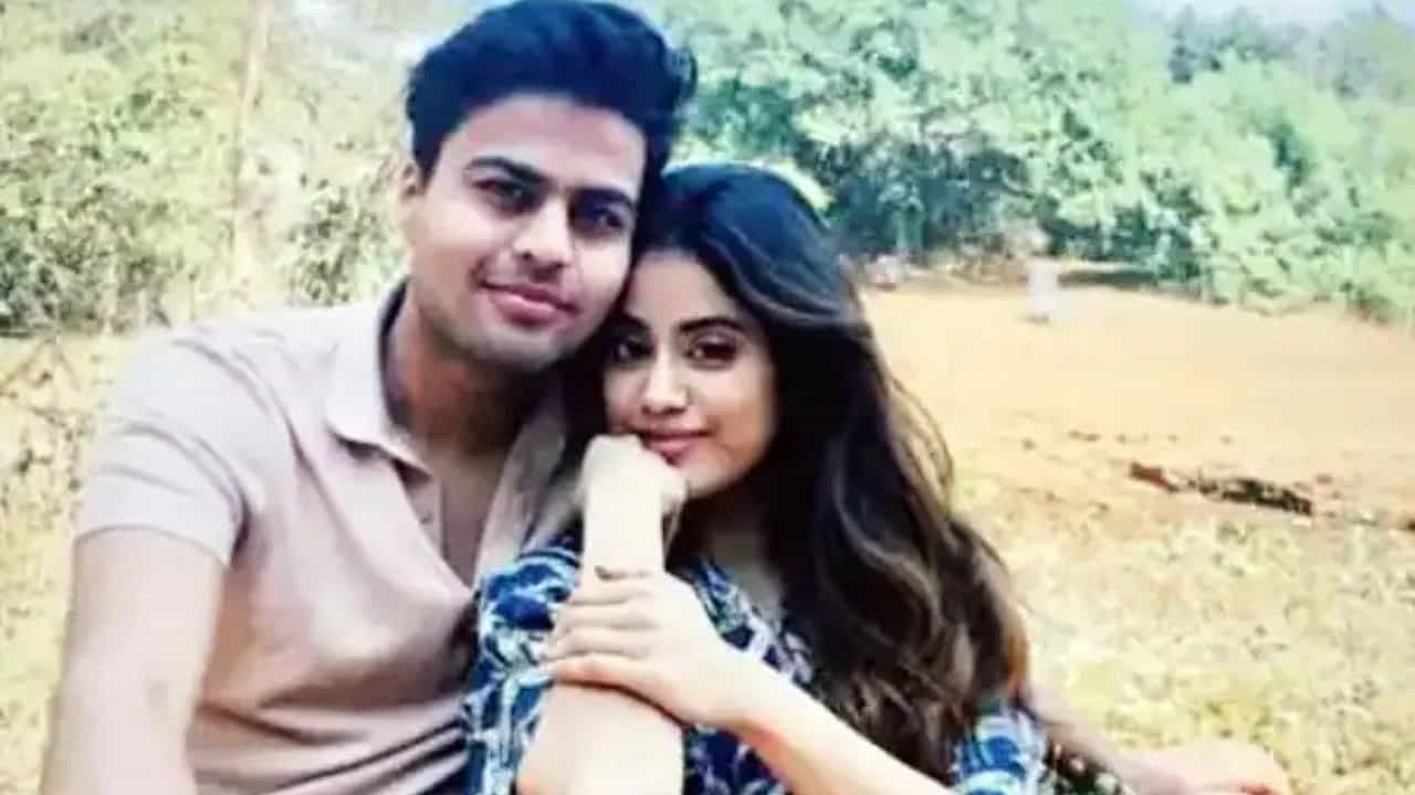 ఇక జూనియర్ శ్రీదేవి జాన్వీ కపూర్ శిఖర్ పహారియాతో ప్రేమలో ఉన్నట్లు తెలుస్తోంది. వీరు చిన్నప్పటి నుంచి ఒకరికొకరు తెలుసు. శిఖర్ మరెవరో కాదు.. మహారాష్ట్ర మాజీ మంత్రి, కేంద్ర మాజీ మంత్రి సుశీల్ కుమార్ షిండే మనవడు.