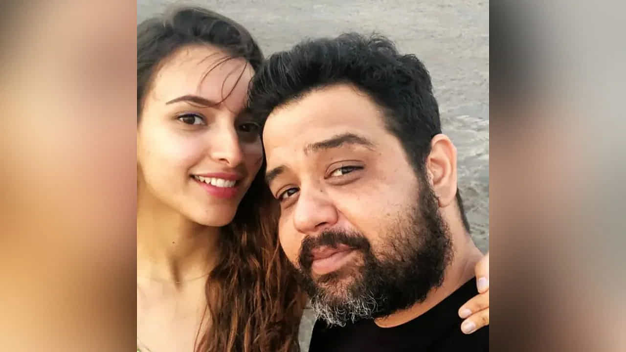 ప్రముఖ నెట్ఫ్లిక్స్ సిరీస్ 'బుల్బుల్'లో నటించిన తృప్తి డిమ్రీ, నిర్మాత కర్ణేష్ శర్మతో ప్రేమలో మునిగితేలుతున్నారు. కర్ణేష్ మరెవరో కాదు విరాట్ సతీమణి, బాలీవుడ్ హీరోయిన్ అనుష్క శర్మ సోదరుడు.