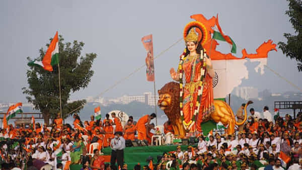 Hyderabad: సాగర తీరంలో ఘనంగా భారతమాత మహా హారతి.. మాతృభాష కళ్లవంటిది.. పరాయి భాష కళ్లద్దాల్లాంటివన్న వెంకయ్యనాయుడు
