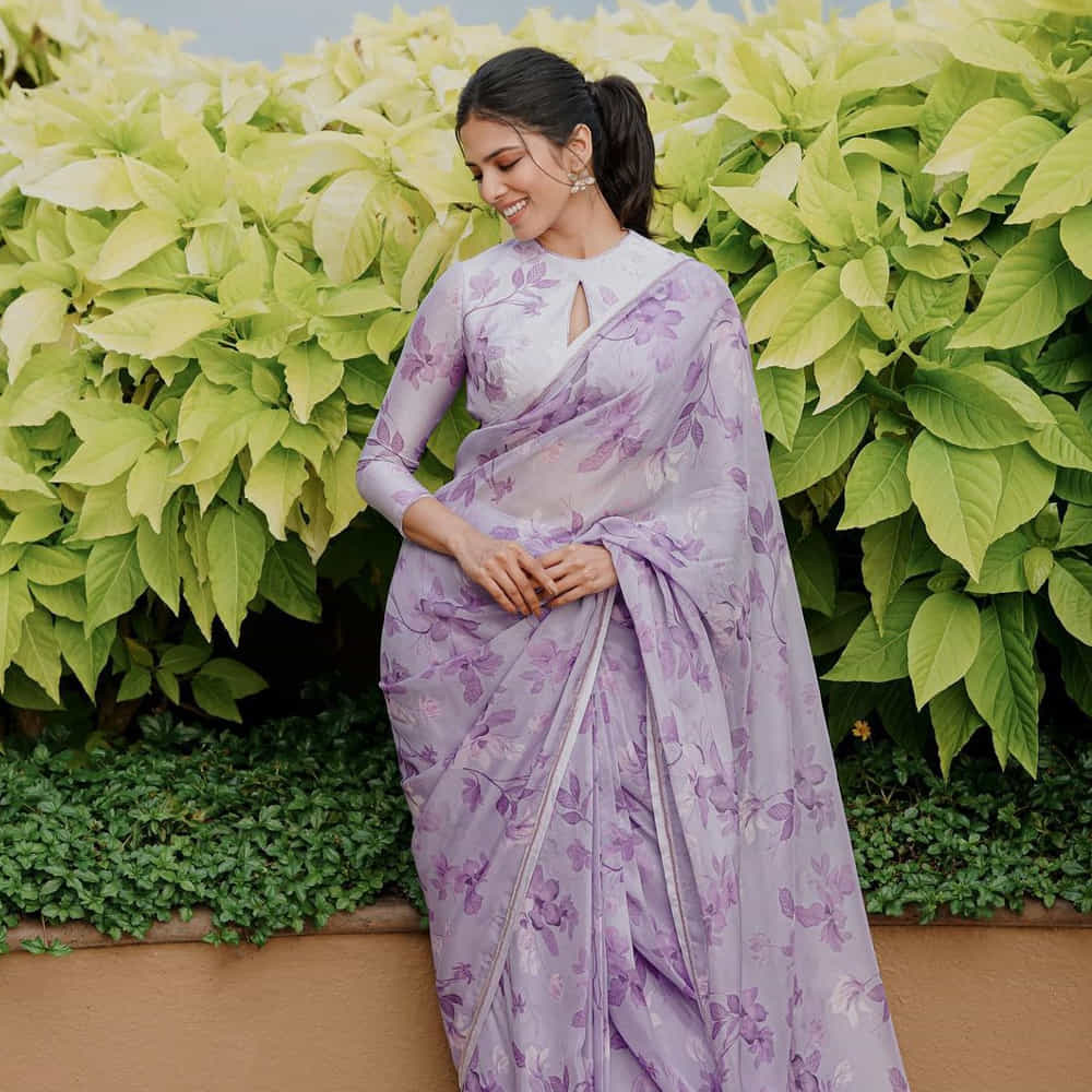 సౌత్ హీరోయినే అయినా.... గ్లామర్ విషయంలో నార్త్ బ్యూటీస్కు కూడా పోటి ఇచ్చే అందాల భామ మాళవిక మోహనన్. కెరీర్లో బిగ్ సక్సెస్లు లేకపోయినా...