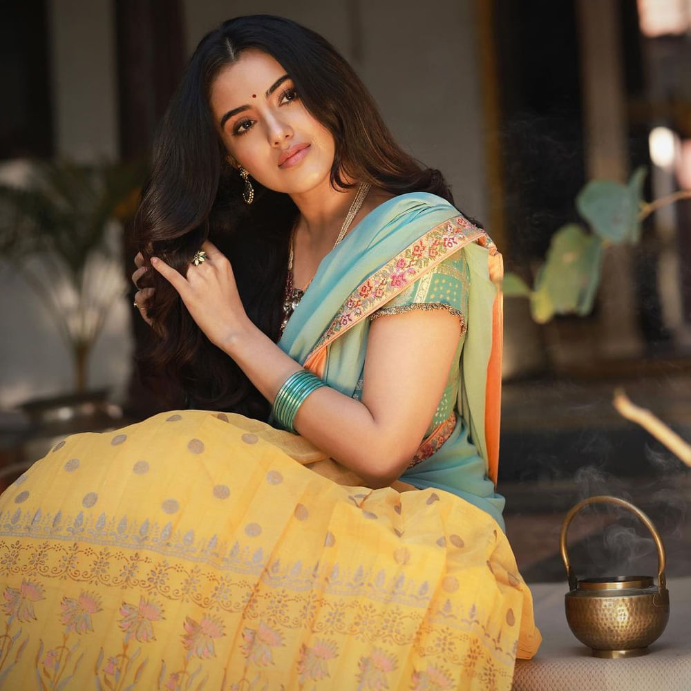 మాళవిక శర్మ .. టాలీవుడ్ లో మాస్ మహారాజా రవితేజ నటించిన నేల టికెట్ సినిమాతో ఎంట్రీ ఇచ్చింది. హాట్ అండ్ బ్యూటిఫుల్ గా ఉన్న మాళవిక శర్మ అందరినీ ఆకట్టుకుంది. డాన్స్ ..పర్ఫార్మెన్స్ .. అందం.. అన్నిటిలోను మంచి మార్కులే పడ్డాయి.